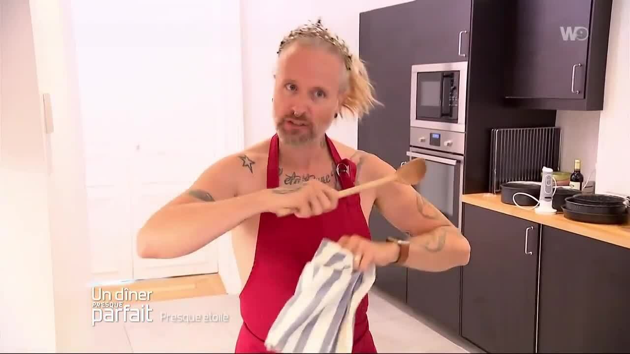 Alexandre Un Diner Presque Parfait VIDEO Un dîner presque parfait : Sébastien surprend avec sa tenue TRÈS  déshabillée pour cuisiner - Voici
