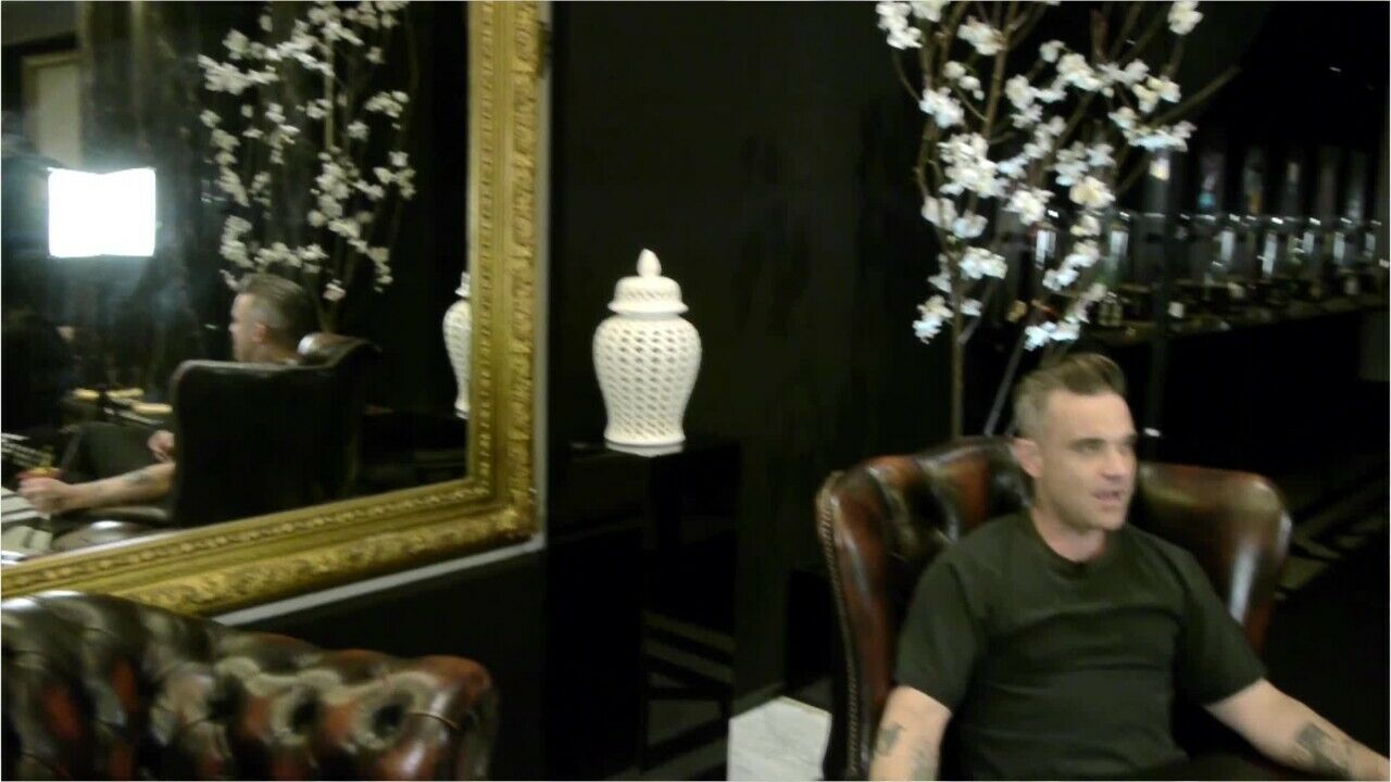 Salaire Robbie Williams Star Academy Robbie Williams parrain de la Star Academy : cette période où il a été la  cible d'un tueur à gages - Voici