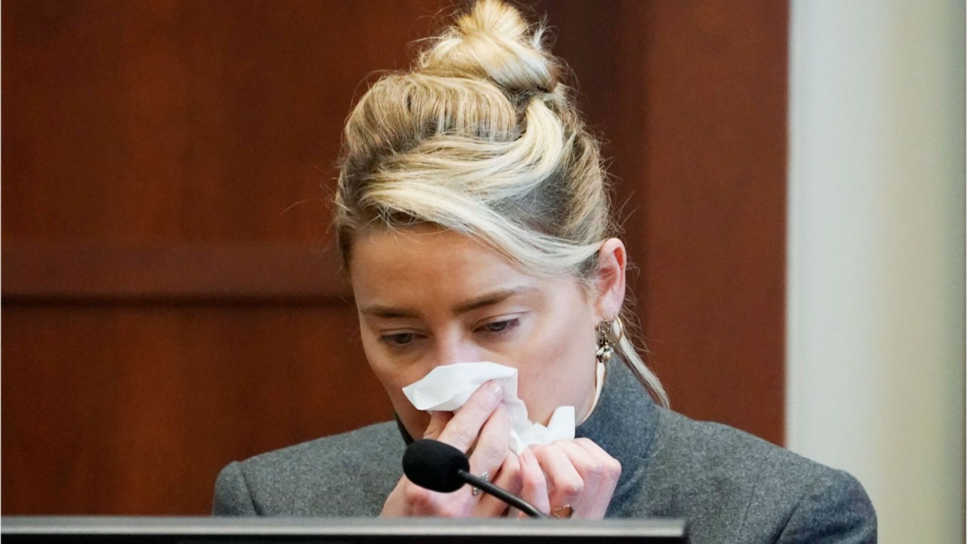 Johnny Depp Caca Dans Le Lit Amber Heard revient sur l'affaire du caca dans le lit et désigne un autre  responsable - Voici