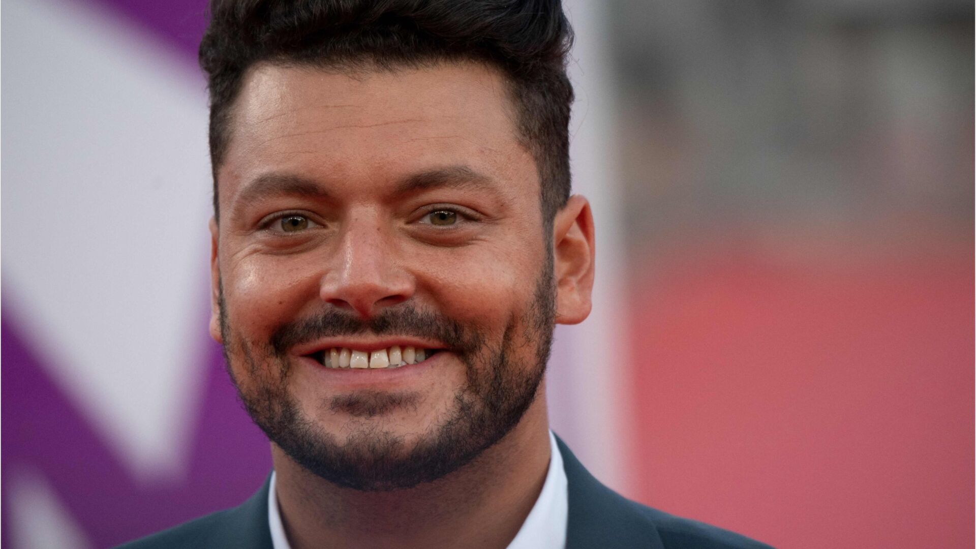 On Desteste Tous Kev Adams Kev Adams : la bouleversante raison pour laquelle il n'a aucun miroir chez  lui - Voici