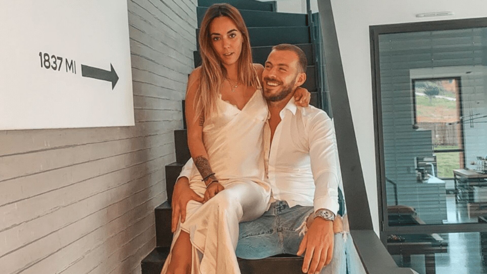 Julien Bert Melanie Dedigama En Couple Mélanie Dédigama et Julien Bert s'embrassent enfin en direct de leur compte  Instagram - Voici