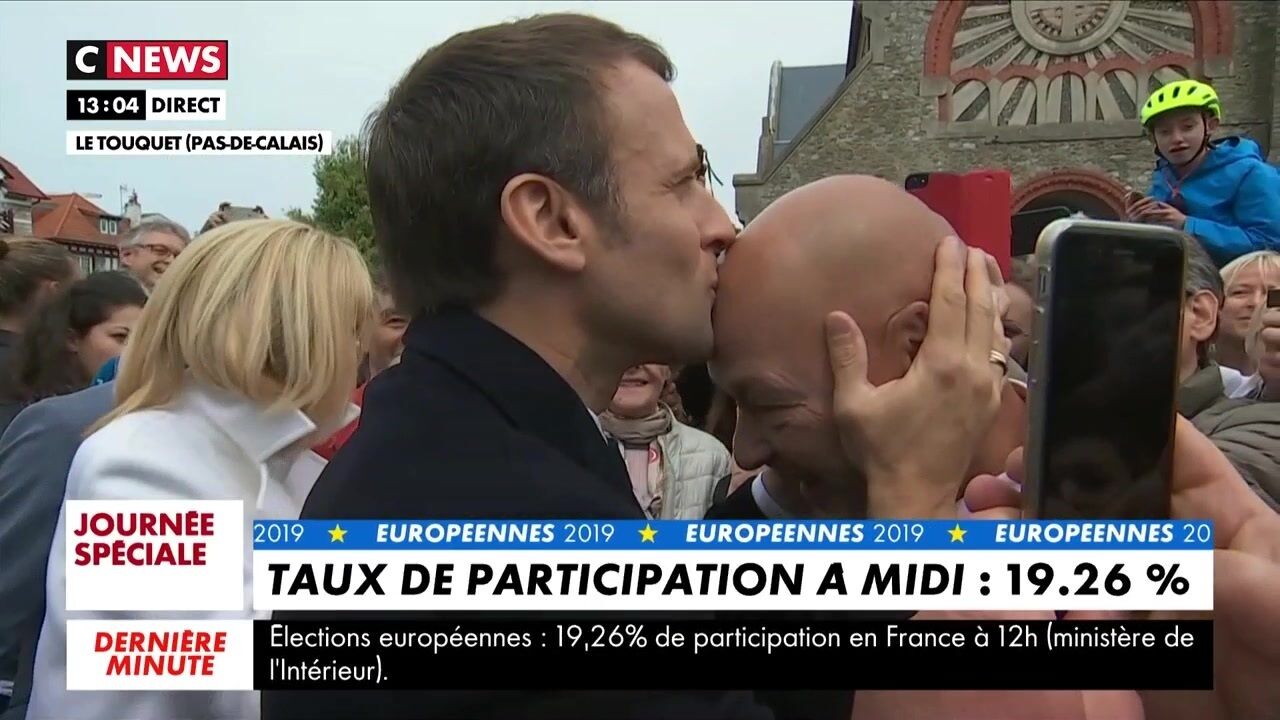 Video Emmanuel Macron Qui Est L Homme Qu Il A Embrasse Sur Le Front Apres Avoir Vote Voici