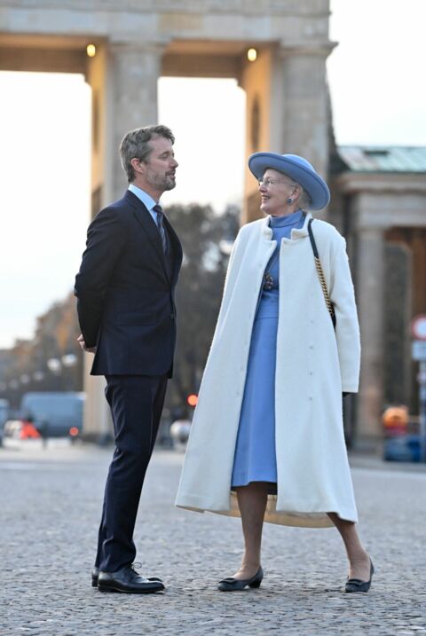 La reine du Danemark en manteau blanc et ensemble bleu ciel