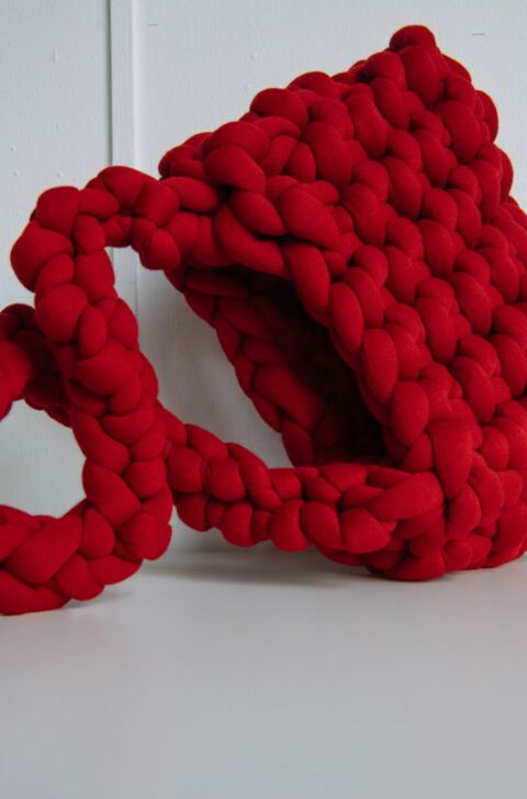 AG Pierrini tricote chaque sac à la main