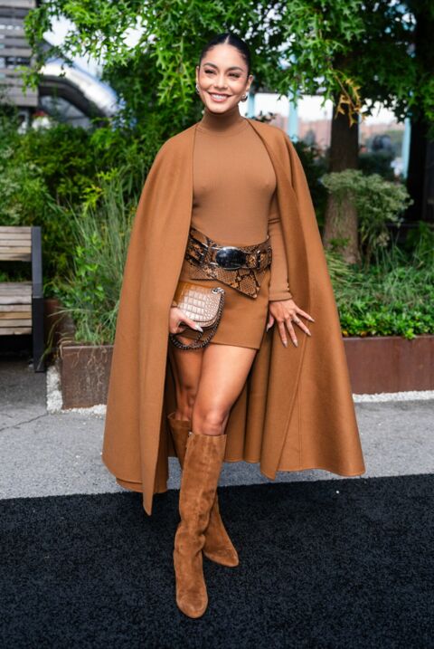 Vanessa Hudgens craque pour les bottes marron en daim avec un total look camel