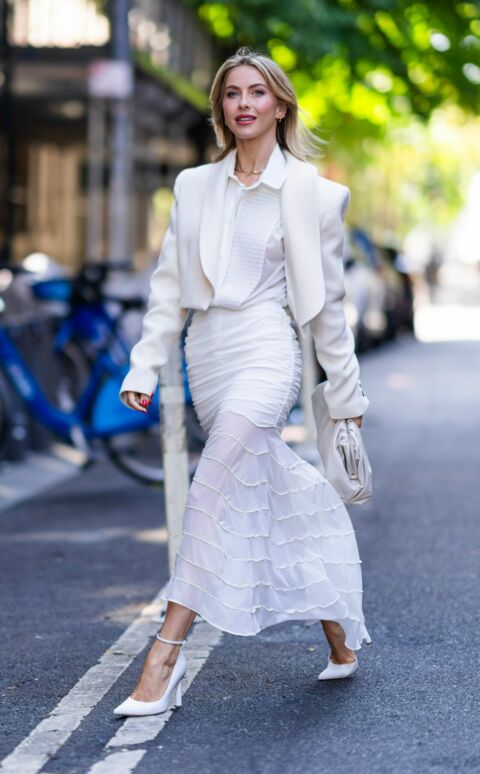 Julianne Hough opte pour une jupe blanche ultra longue et un total look white