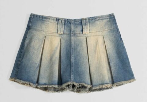 Mini jupe culotte en jean délavé Bershka, 29,99 euros