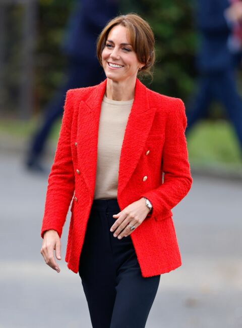 Kate Middleton adopte également le blazer en tweed long et rouge pour illuminer son look