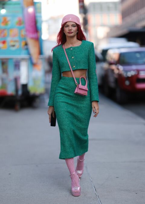 Kate Applepie trouve l'équilibre parfait avec sa tenue verte et ses collants roses