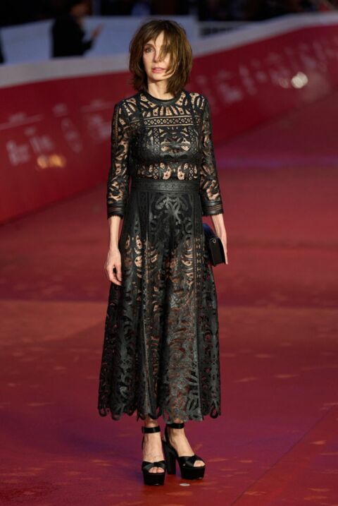 Anne Parillaud combine une culotte taille haute avec une robe transparente Dior