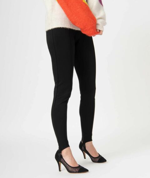 Women's plain black tapered pants, Gémo, 19.99 euros.