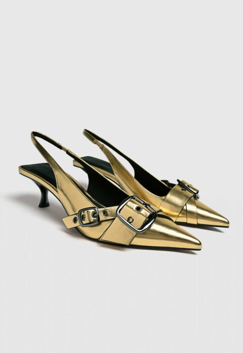 Chaussures dorées à talon avec boucles, Stradivarius, 35,99 euros.