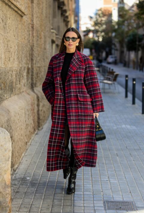 Zina Charkoplia craque pour le manteau tartan rouge Dior
