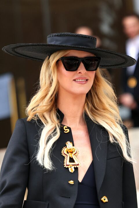 Nicky Hilton sait comment rendre un beau blazer encore plus cool : avec de sublimes broches Schiaparelli