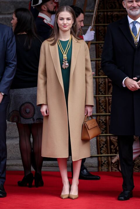 Leonor d'Espagne en talon et manteau peignoir au parlement