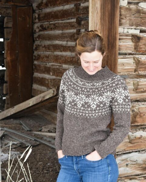 Maille centenaire, ce tricot en laine est originaire de l'île Fair Isle en Ecosse