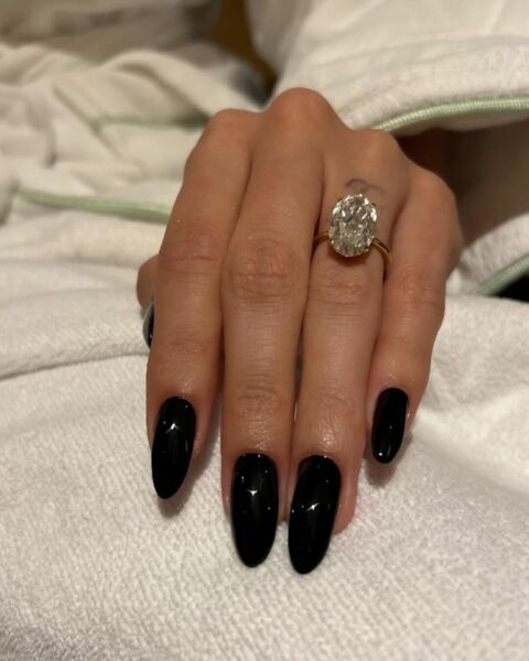 Hailey Bieber est l'une des nombreuses stars à avoir succombé au vernis à ongles noir.