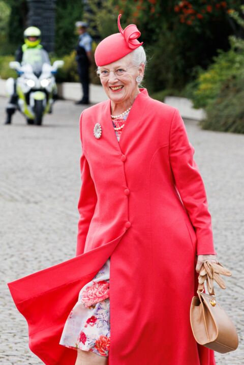 Une robe à fleurs se cache sous le manteau rouge classique de la reine du Danemark