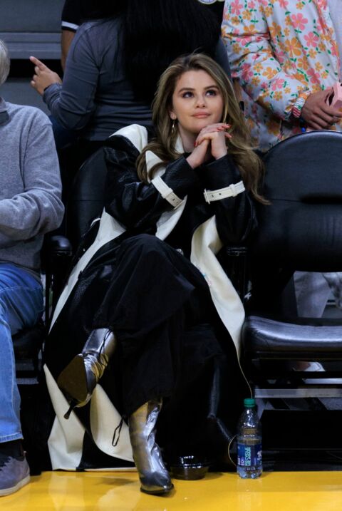À un match de basket, Selena Gomez affiche ses plus belles low boots argentées