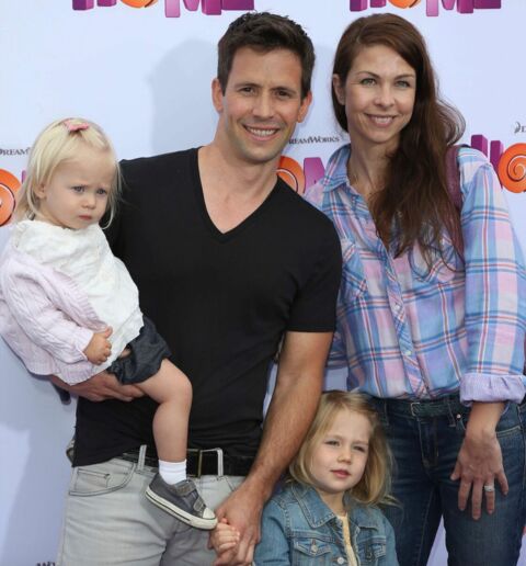 Christian Olivier accompagné de Jessica Mazur et leurs deux filles.