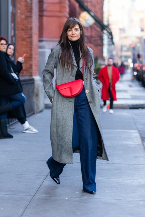Katie Holmes en manteau gris et sac rouge à New York