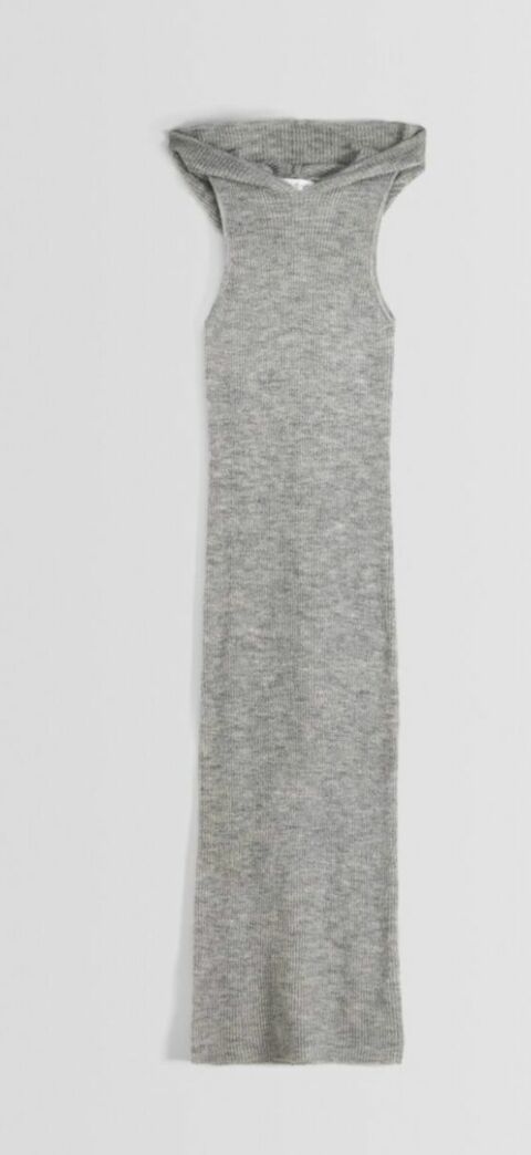 Robe longue sans manches en maille à capuche Bershka, 15,99 euros