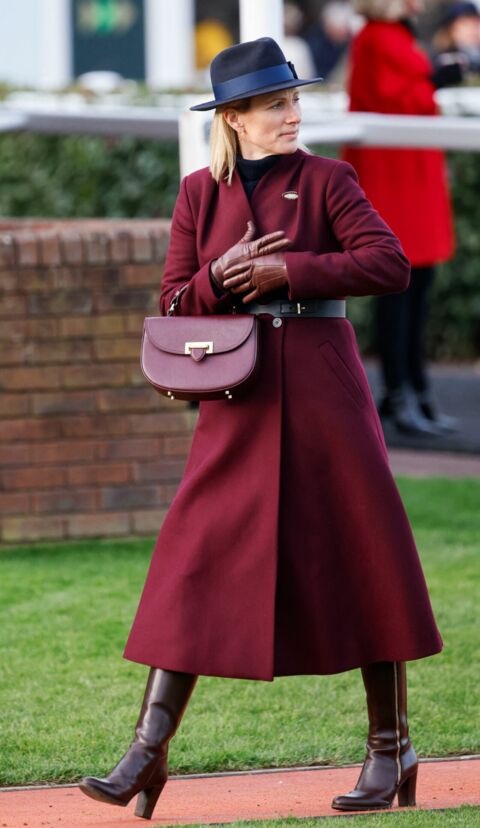 Zara Phillips sort son sublime sac à main bordeaux Aspinal of London