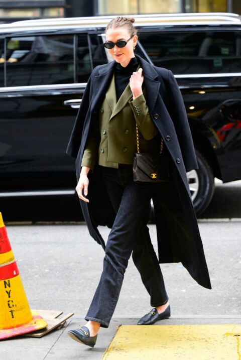 Karlie Kloss avec une veste de tailleur à double boutonnage