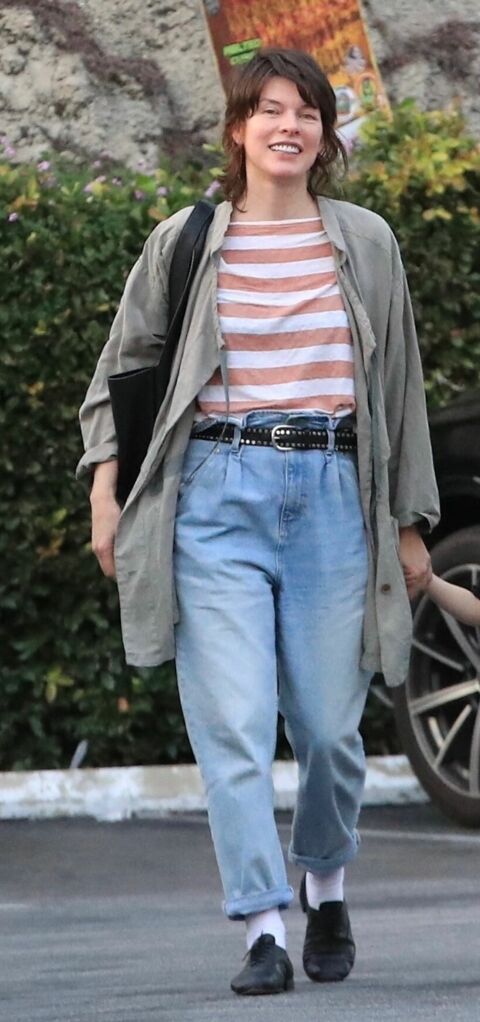 Milla Jovovich adopte de nouveau le jean boyfriend