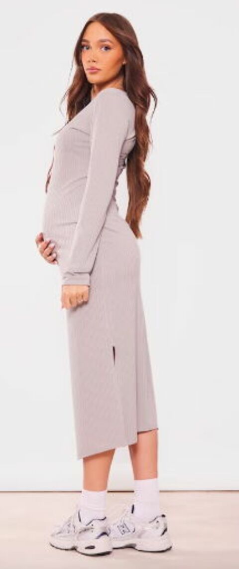 Robe de grossesse mi-longue côtelée grise à manches longues, PrettyLittleThing, 9,25 euros