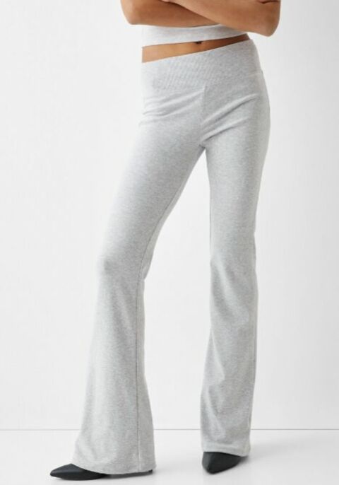 Pantalon flare maille côtelée gris Bershka, 19,99 euros
