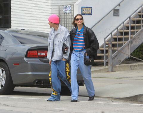 Ce total look masculin avec un jean large, un polo et une maxi veste en cuir est signé Hailey Bieber