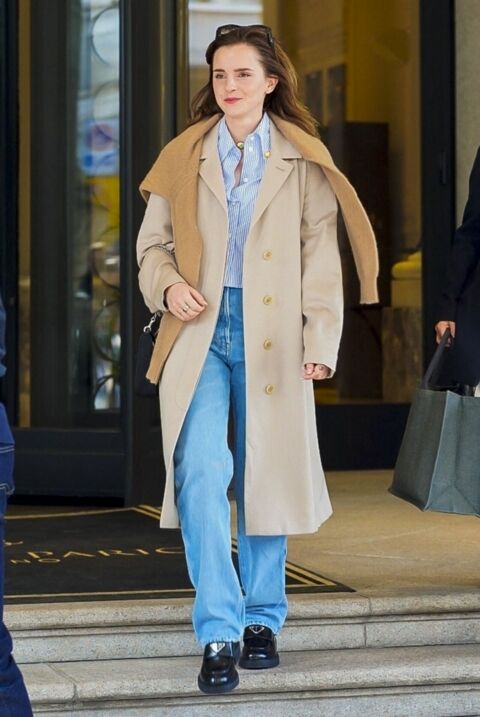 Emma Watson porte son pull posé sur ses épaules à la Fashion Week de Milan