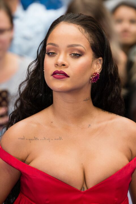 Rihanna avec un rouge bordeaux sur les lèvres dans les tons froids 