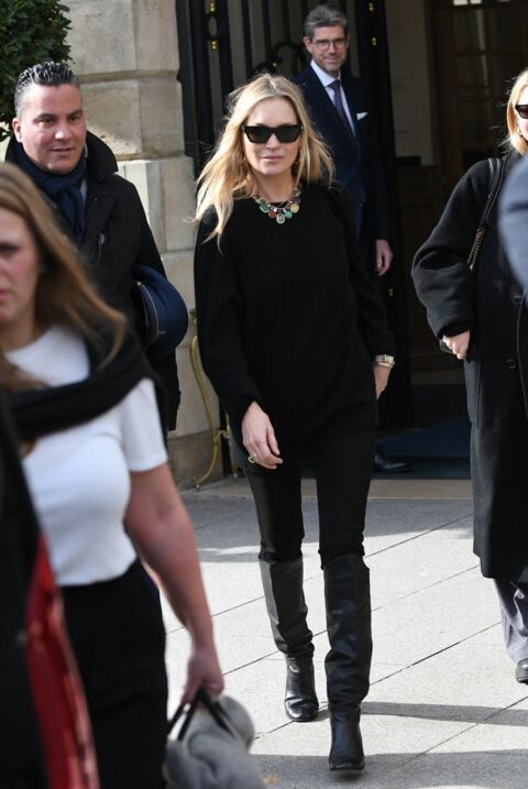 Kate Moss en jean slim et bottes montantes à la Fashion Week de Paris