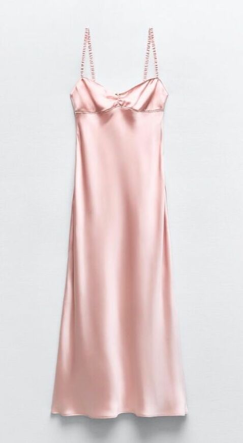 Robe en satin rose avec fleur Zara, 39,95 euros