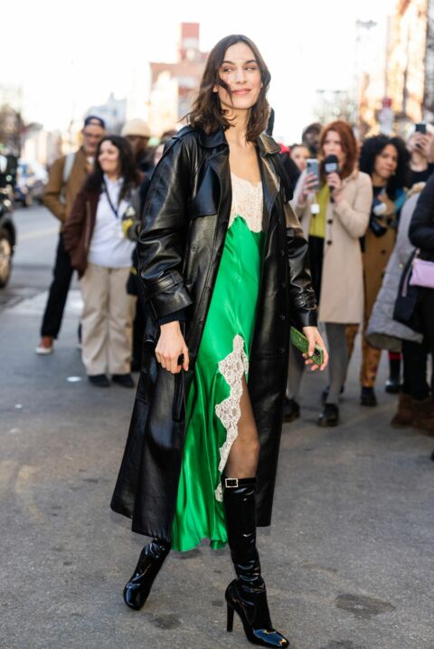 Alexa Chung en robe nuisette et trench en cuir