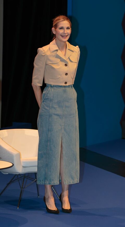 Kelly Rutherford en jupe en jean longue au festival Seriesmania de Lille