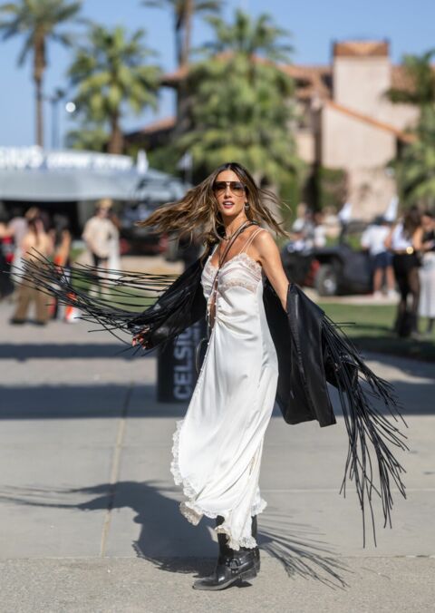 Alessandra Ambrosio à Coachella avec sa robe nuisette et ses bottes motardes