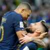 Coupe du monde 2022 : les internautes ironisent sur le câlin de Kylian Mbappé et Olivier Giroud - Voici