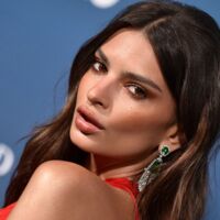 On a trouvé le masque préféré de Emily Ratajkowski Voici