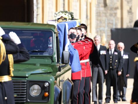 VOICI L’émotion de la famille royale, l’arrivée d’Elizabeth II : revivez les obsèques émouvantes du prince Philip