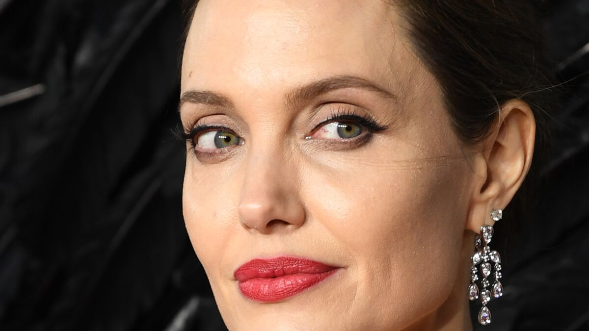 Angelina Jolie Et Son Nouveau Compagnon 2020 PHOTO Angelina Jolie en couple avec un célèbre chanteur ? Des clichés  sèment le doute - Voici