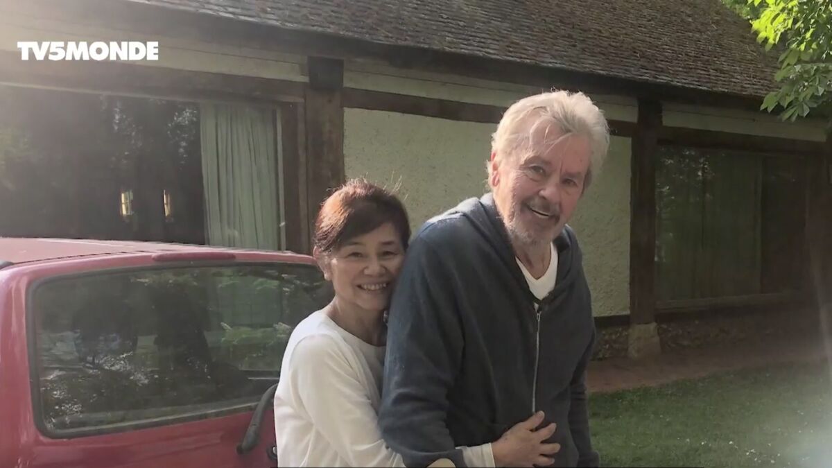 Hiromi Alain Delon Et Sa Compagne Actuelle PHOTOS Alain Delon amoureux : découvrez le visage d'Hiromi, sa compagne -  Voici