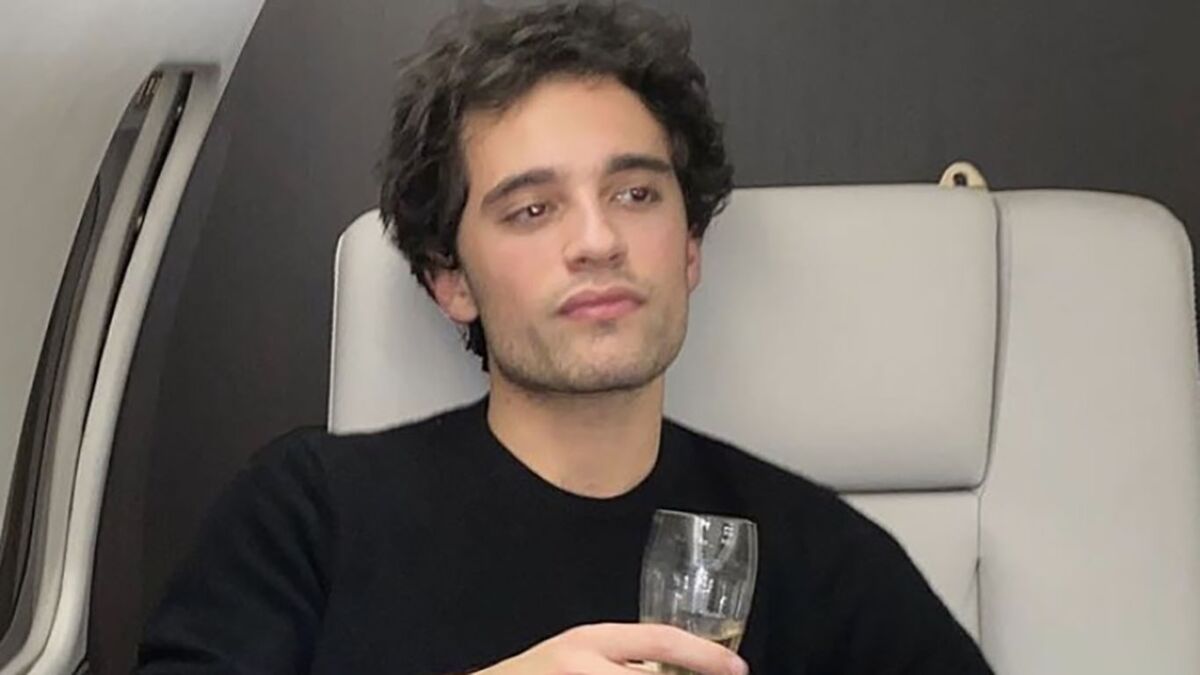 Qui Est Tom Dans Ici Tout Commence Ici tout commence : pourquoi Tom Darmon n'a pas encore annoncé à son  grand-père Gérard Darmon son arrivée dans la série de TF1 ? - Voici