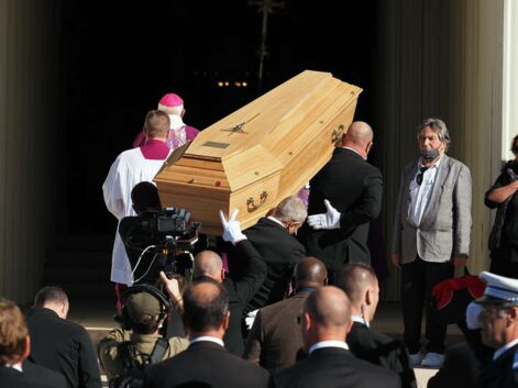 VOICI - Obsèques de Bernard Tapie : ses proches et des stars au rendez-vous pour un dernier adieu au boss