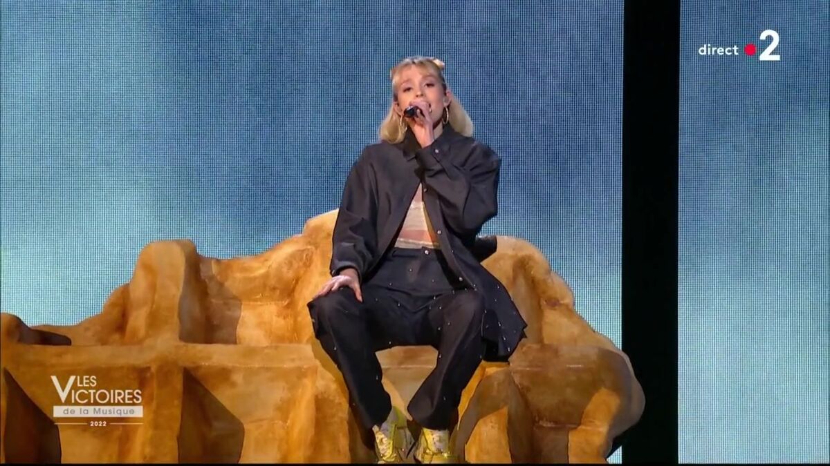 Victoire De La Musique Angèle VIDEO « C'était horriblement faux » : Angèle très critiquée après sa  prestation aux Victoires de la musique - Voici