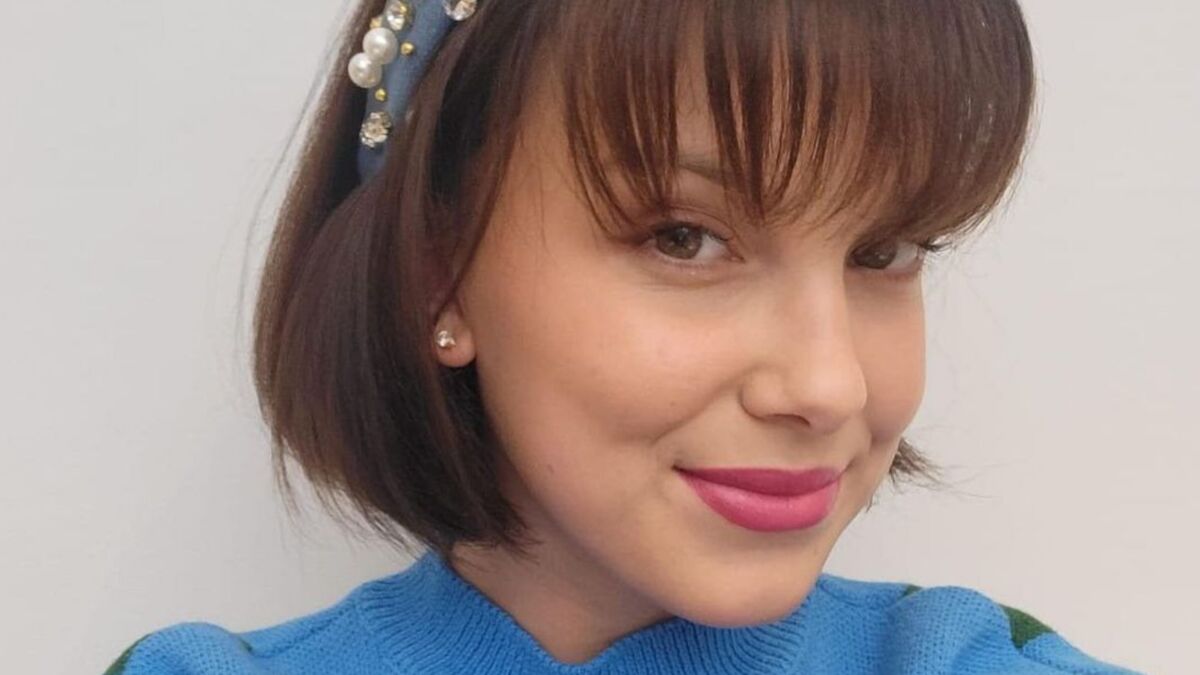 Quelle Est La Couleur Préférée De Millie Bobby Brown PHOTO Millie Bobby Brown : en pantalon moulant et haut à plumes, elle ose  un look extravagant et on adore ! - Voici