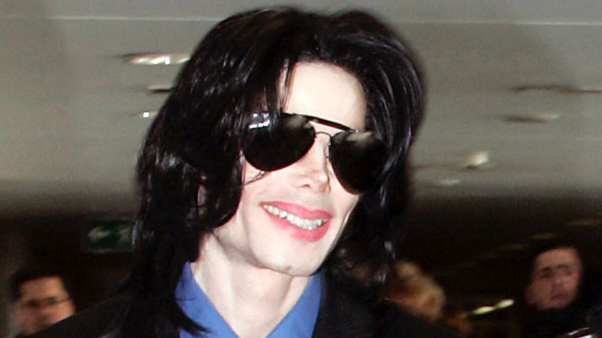 Michael Jackson Dans Le Cercueil Ouvert 35 ans de Voici : Michael Jackson, toujours vivant ? Mylène Farmer  dort-elle dans un cercueil ? Les plus folles rumeurs - Voici