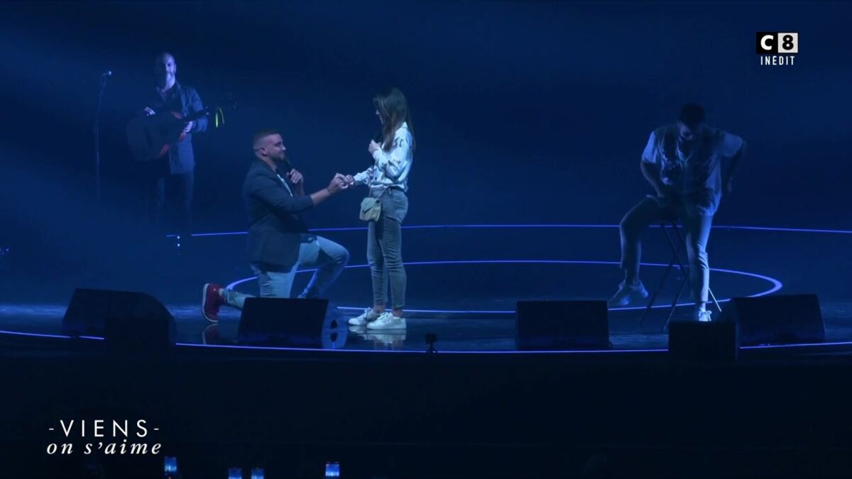 Viens On S Aime C8 Viens on s'aime : une demande en mariage en plein concert de Kendji Girac  émeut les internautes (ZAPTV) - Voici